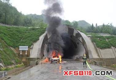 越野车行驶途中发生自燃 贵州黔西消防成功处置