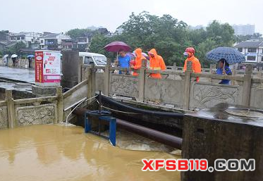 降雨致水位上涨 贵州织金消防开闸泄洪解危