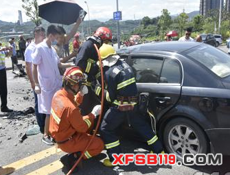 两车相撞一人被困 重庆涪陵消防紧急救援