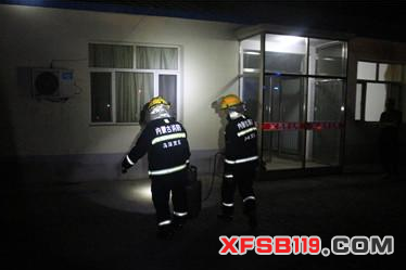 车内沥青起火情况紧急 乌海消防及时扑救