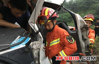 货车司机被卡驾驶室 金华永康消防破拆救援