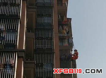 女童坠下挂在保笼外 杭州下沙消防紧急救援