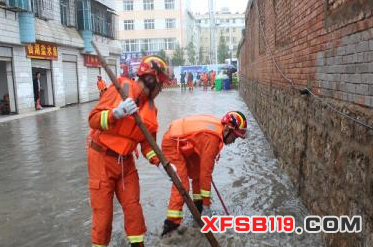 江川遭暴雨侵袭 消防紧急出动抗洪抢险