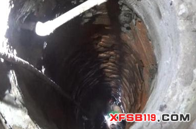 六旬老人梦游不慎坠井 扬州消防倒挂营救