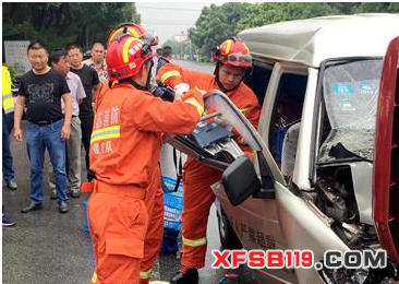 雨天开快车引发车祸 无锡消防成功救出两人