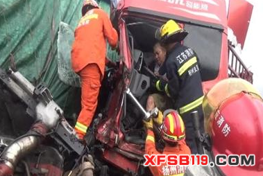四车相撞一人不幸被困 扬州消防紧急营救