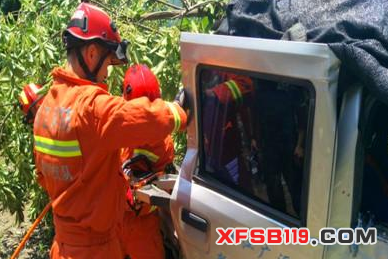 四轮货车冲入路基两人被困 黄岩消防紧急救援