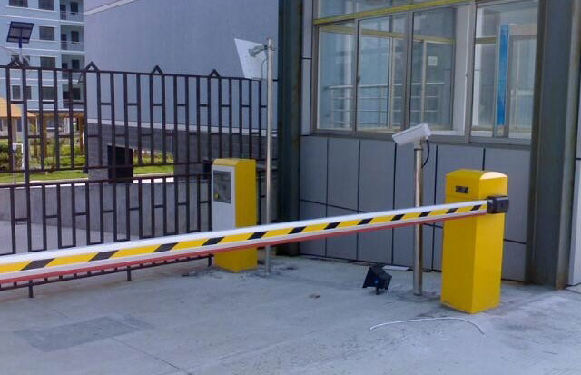 茶坊电影院的停车场和出入口需安装安防监控系统