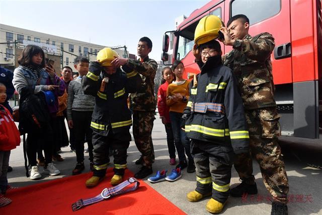 城市印记考察队再出发，30个家庭的萌娃争做“小小消防员”！