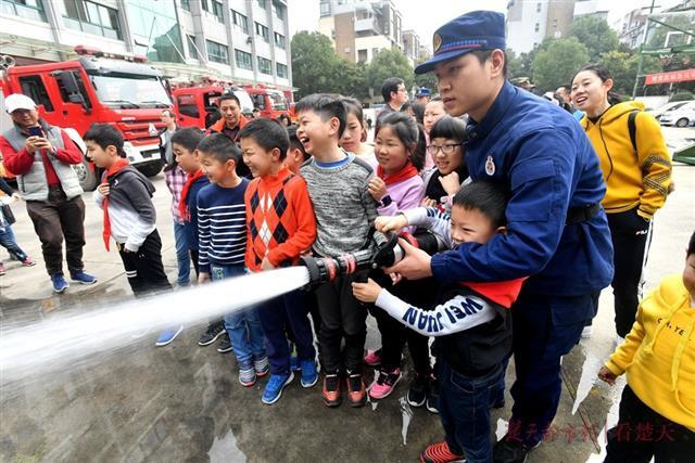 城市印记考察队再出发，30个家庭的萌娃争做“小小消防员”！