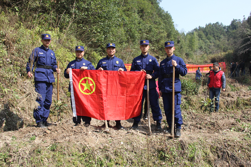浙江开化消防38年植树为驻地添绿