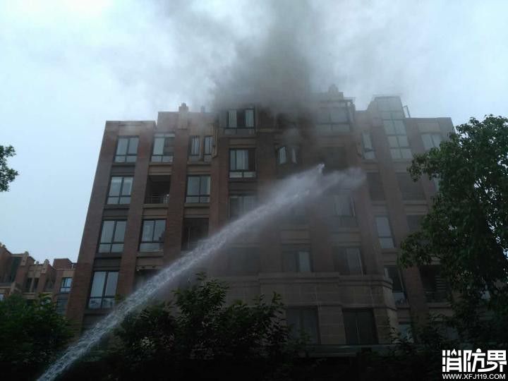 浓烟挡住逃生楼道 消防云梯车升空营救4人
