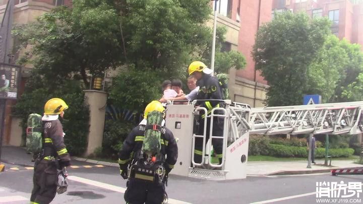 浓烟挡住逃生楼道 消防云梯车升空营救4人