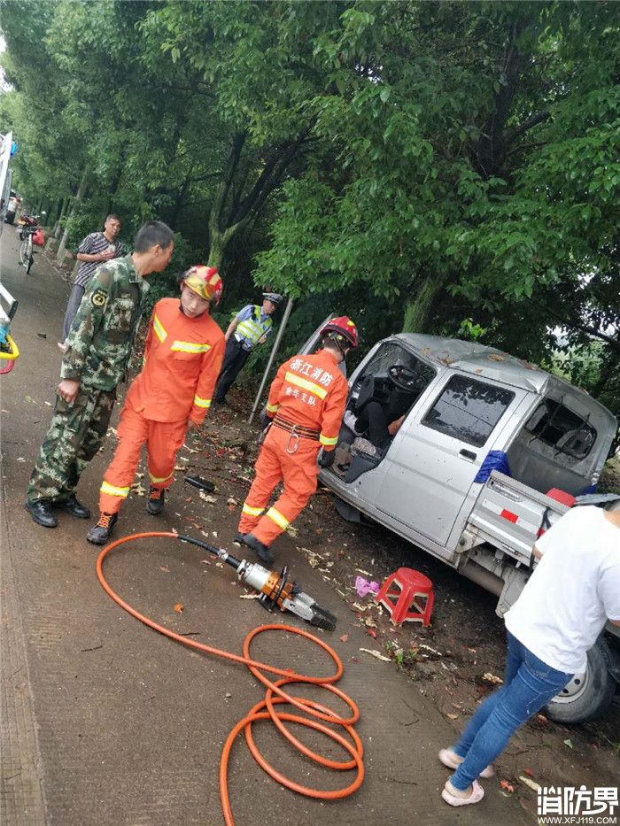 货车不幸撞树变形困司机 永康消防成功救援