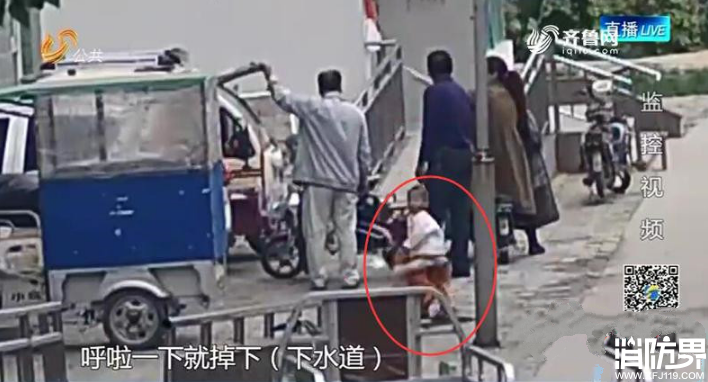 聊城女娃抱弟弟坠入下水道 消防兵偶遇救下两命