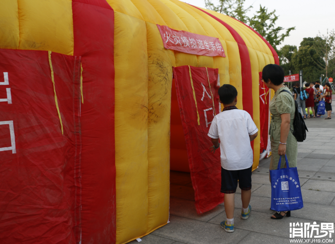“逃生帐篷”学消防 错时宣传送安全