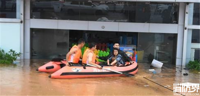 暴雨突袭云南文山 消防官兵紧急救援