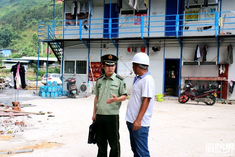 广西凌云县消防开展在建工地消防检查