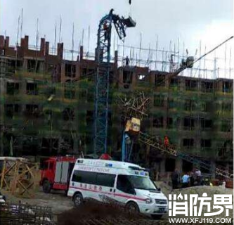 黑龙江海伦一工地塔吊折断致倒塌