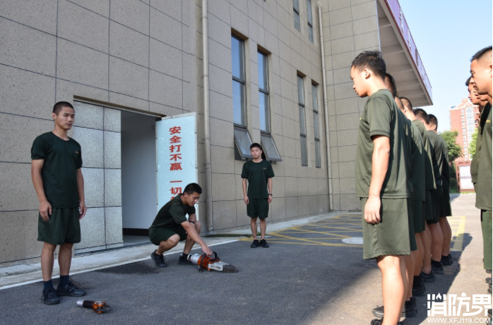 组织开展装备器材五知一能每日一讲活动