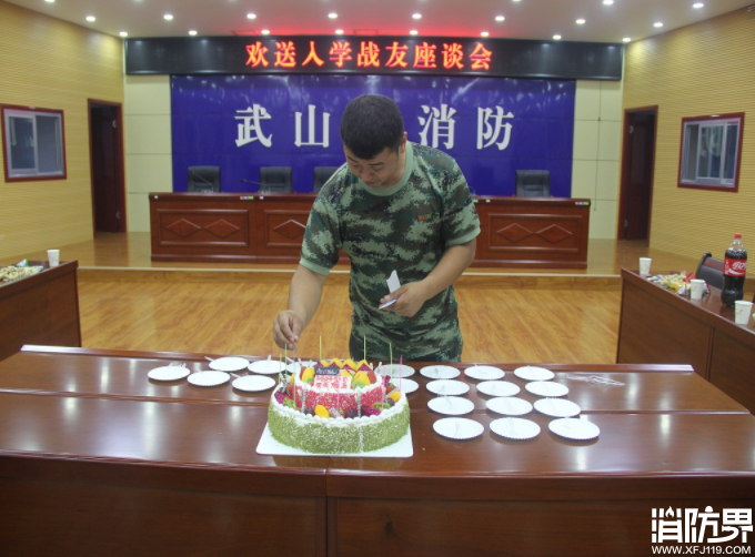武山中队举办欢送会欢送考学战士