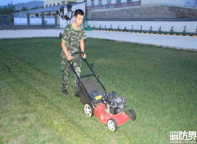 武山中队组织官兵修缮营区花草树木