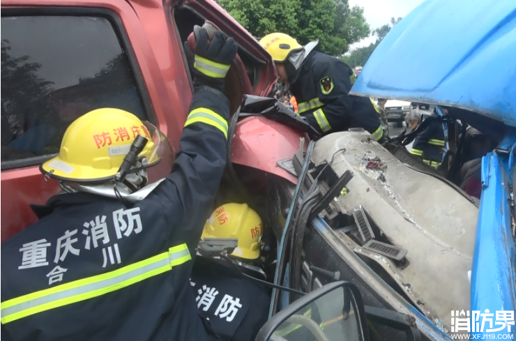 合川消防官兵破拆救援