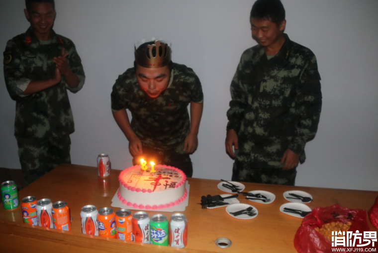 砀山中队战士生日聚会彰显战友情深