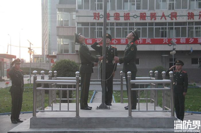 天水郡中队组织国庆升国旗仪式