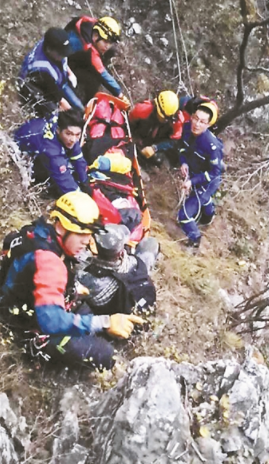 为救坠崖驴友 警方启用直升机 为救坠崖驴友 警方启用直升机
