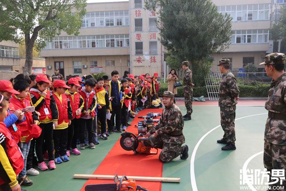 走进黄冈武穴消防中队参观学习