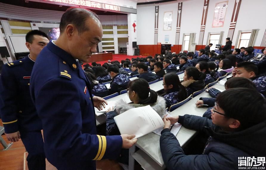 湖北咸宁市举行冬季消防安全校园行动
