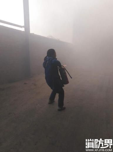 灭火器冲入参与灭火