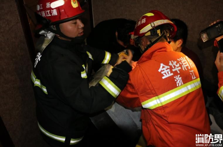 家长欲“拔”不能 消防员破椅救援