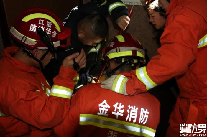 家长欲“拔”不能 消防员破椅救援
