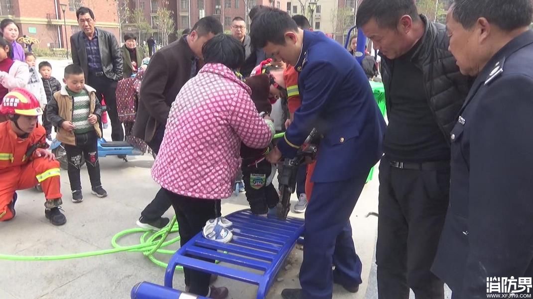 健身器材“咬住”幼童脚 消防紧急救助