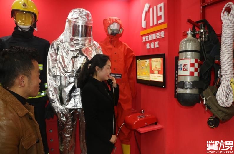 企业员工“零距离”体验消防