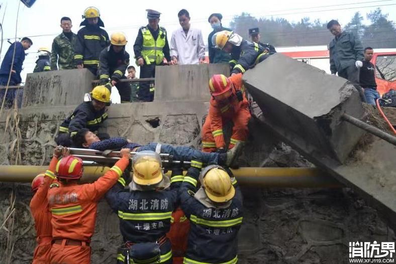 洒水车侧翻消防员救出被困司机