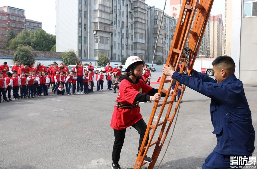 仙桃40户家庭走进红门开启亲子消防体验之旅
