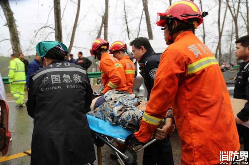 湖北罗田：两车相撞一人被困 消防成功营救