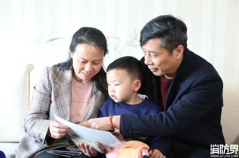 儿子牺牲六年  烈士父母每年清明节都与儿子 “隔空通信”