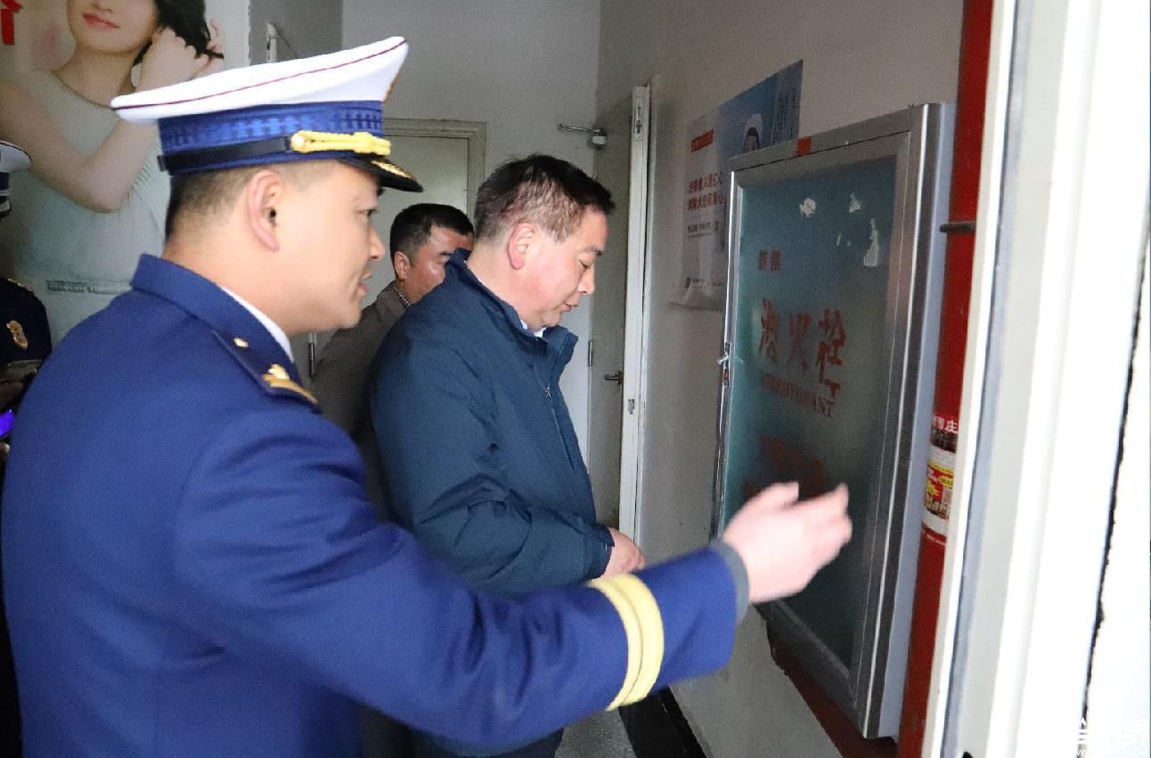 房县副县长丁选清带队开展高层建筑消防安全专项检查