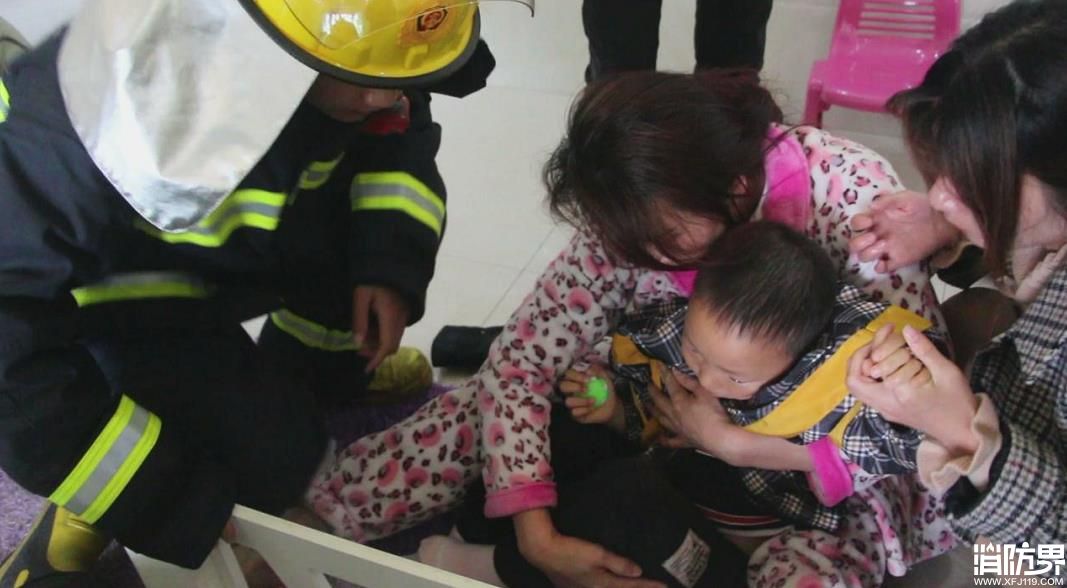4岁男孩取零食膝盖被卡 奶奶为救援消防员点赞发奖牌