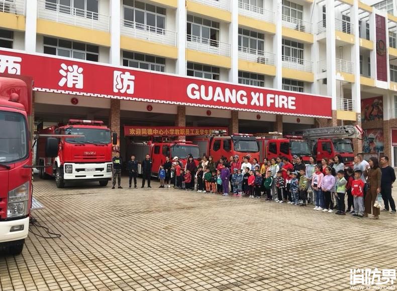 靖西市同德中心小学的教职员及家长学生走进红门 “零距离