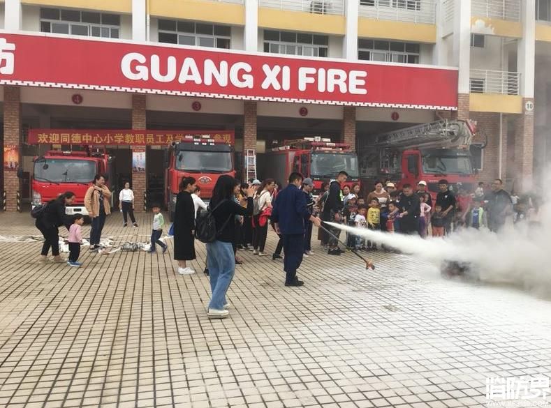 靖西市同德中心小学的教职员及家长学生走进红门 “零距离
