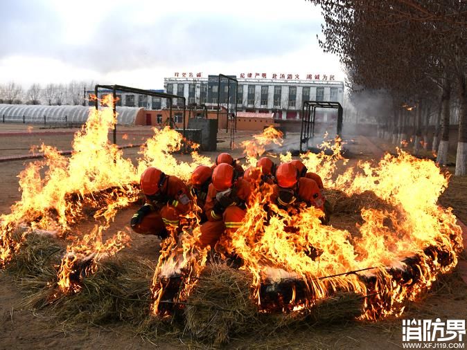 兴安盟森林消防支队开展火场安全训练　修炼实用避险技能