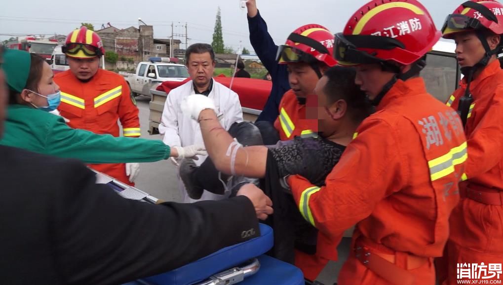 潜江：丈夫车祸被困 妻子吓到大哭 消防员边安抚边救援