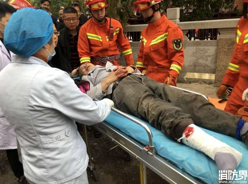 三明宁化：七旬老人不慎坠落河滩 消防接力救援