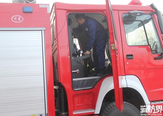 武山消防中队积极开展车辆器材大保养