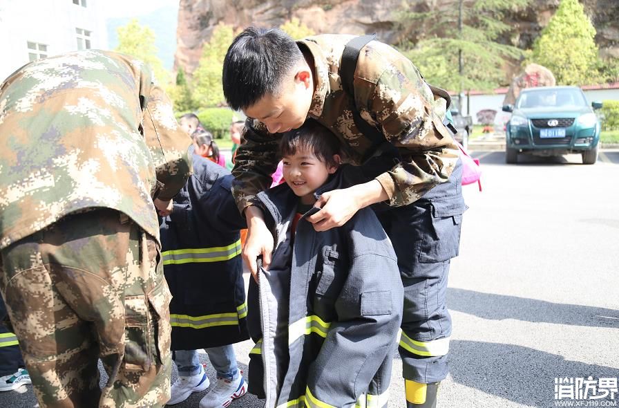 湖北建始：萌娃进红门 ---- “消防员叔叔注意安全呀！”